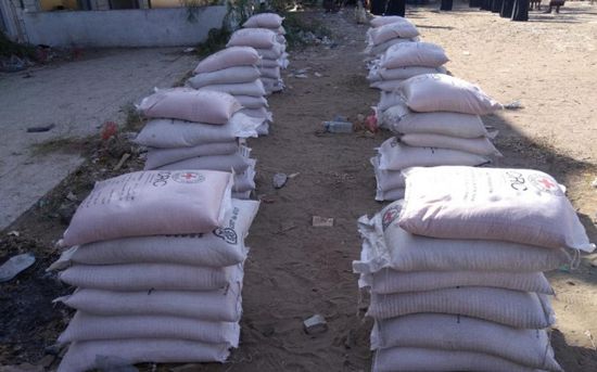 الصليب الأحمر يدعم النازحين بلحج بمساعدات غذائية