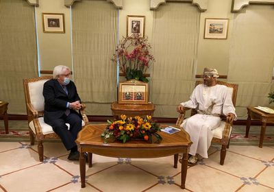 غريفيث يغادر عمان بعد مباحثات مع وزير خارجيتها