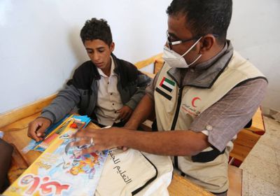 "هلال الإمارات" يوزع 1200 حقيبة على طلاب حضرموت