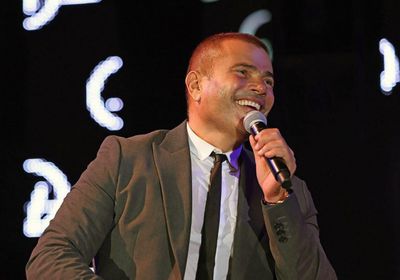 عمرو دياب يثير الجدل بسبب شكله الجديد (صور)