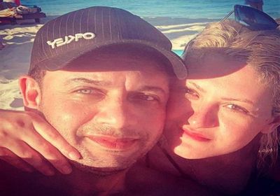 مصطفى قمر بصحبة زوجته لحضور فعاليات مهرجان الجونة