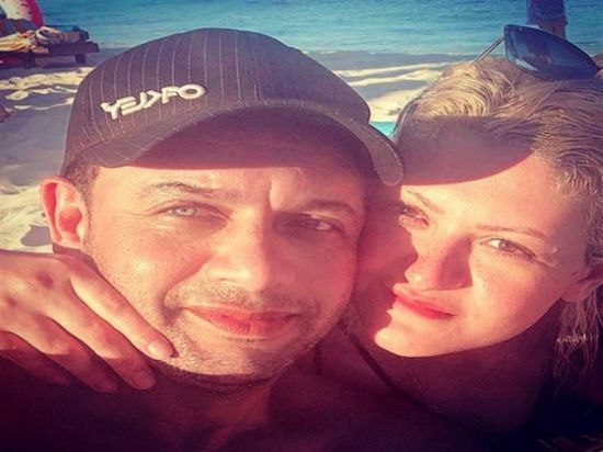 مصطفى قمر بصحبة زوجته لحضور فعاليات مهرجان الجونة