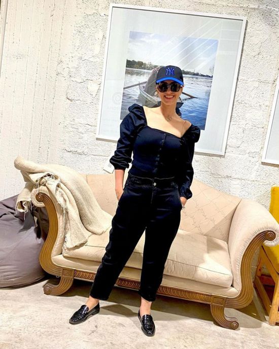 حنان مطاوع أنيقة في إطلالة كاجوال جديدة