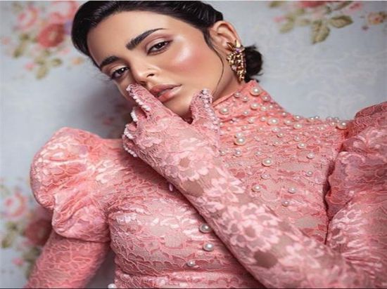 أسماء جلال :أصبت بكورونا بعد مصافحة صديق حامل للفيروس