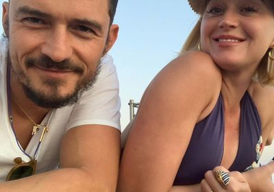 من أمام اهرامات الجيزة.. أورلاندو بلوم يحتفل بعيد ميلاد خطيبته كاتي بيري