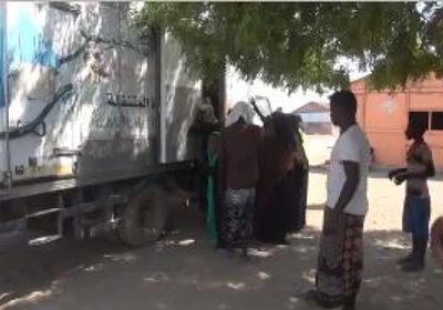 عيادة "هلال الإمارات" تعالج لاجئي إريتريا في الحديدة (فيديو)