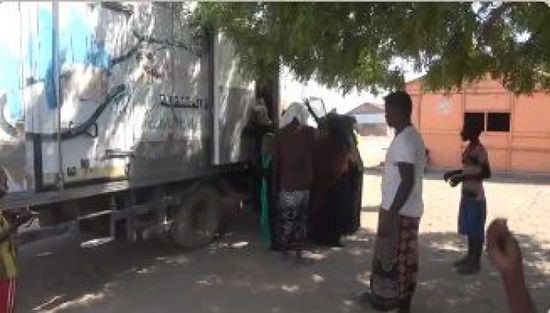 عيادة "هلال الإمارات" تعالج لاجئي إريتريا في الحديدة (فيديو)