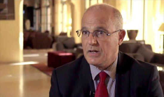 السفير البريطاني يطالب الشرعية والحوثيين بإنهاء الحرب