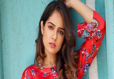 طعن ممثلة هندية بالشارع 3 طعنات بسبب رفضها الزواج من منتج (فيديو)