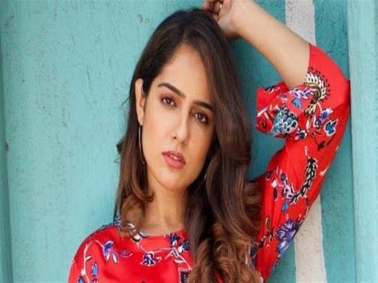 طعن ممثلة هندية بالشارع 3 طعنات بسبب رفضها الزواج من منتج (فيديو)