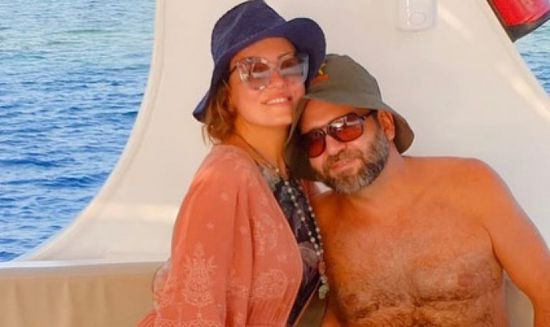 ريهام عبدالغفور تستمتع بأجواء الصيف بصحبة زوجها على متن يخت