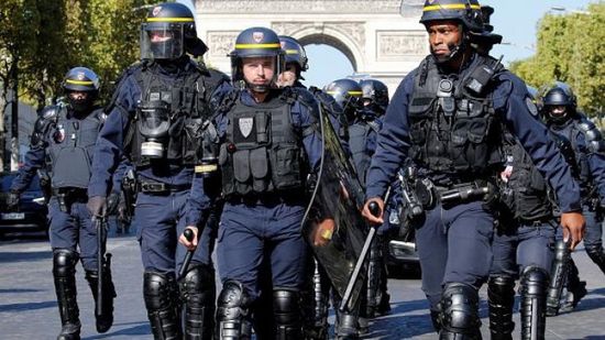 عاجل.. الشرطة الفرنسية تخلي شارع الشانزلزيه للاشتباه بوجود إرهابي