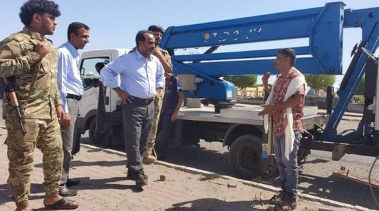 الزهري يتفقد صيانة إنارة خط ساحل أبين