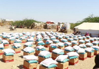 توزيع مساعدات إغاثية إماراتية في الحديدة