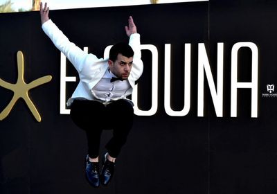 رامز أمير يثير الجدل بحركاته على السجادة الحمراء بمهرجان الجونة