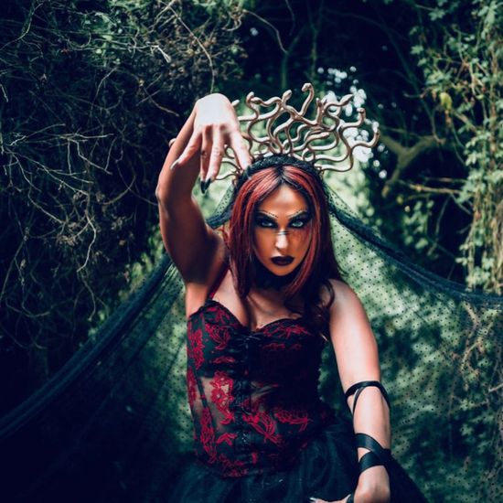 بالتزامن مع الهالوين.. جلسة تصوير مخيفة وغريبة لـ ميس حمدان (صور)