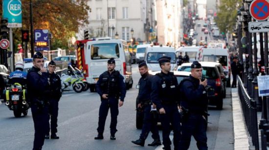  الشرطة الفرنسية تضبط رجلًا يحمل سلاح أبيض في باريس