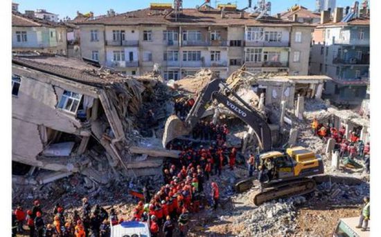 ارتفاع قتلى زلزال تركيا إلى 17 شخصًا وإصابة 709