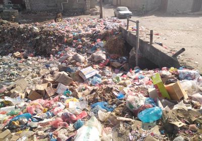 بالصور.. مخلفات المباني تزحف لقنوات الري والطرق بجعار