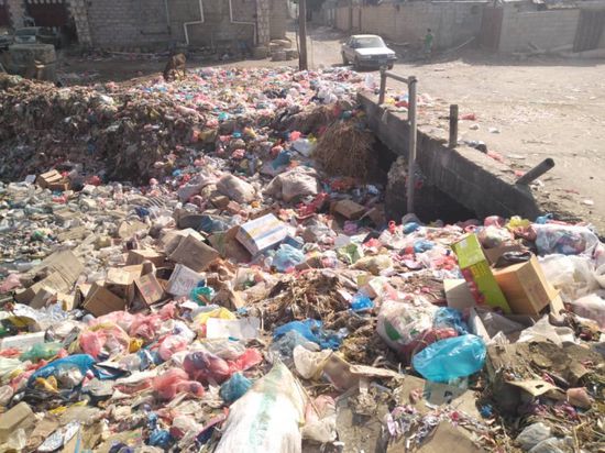 بالصور.. مخلفات المباني تزحف لقنوات الري والطرق بجعار