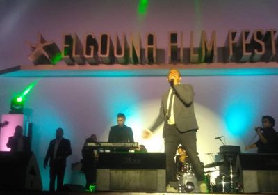 عمرو دياب يمازح جمهوره في حفل ختام مهرجان الجونة السينمائي (فيديو)