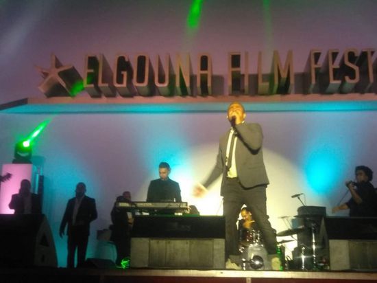 عمرو دياب يمازح جمهوره في حفل ختام مهرجان الجونة السينمائي (فيديو)