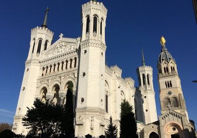 تعرف على جنسية الكاهن المستهدف في إطلاق نار ليون الفرنسية