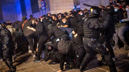 اشتباكات عنيفة بين الشرطة ومحتجين بإسبانيا