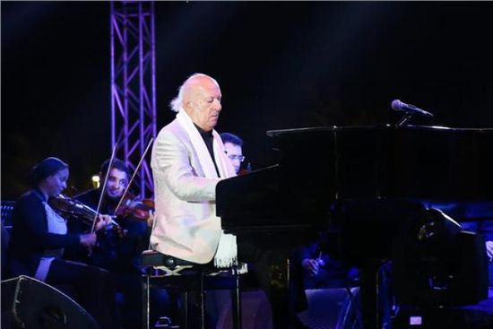 بالصور.. عمر خيرت يتألق بحفله في مركز المنارة