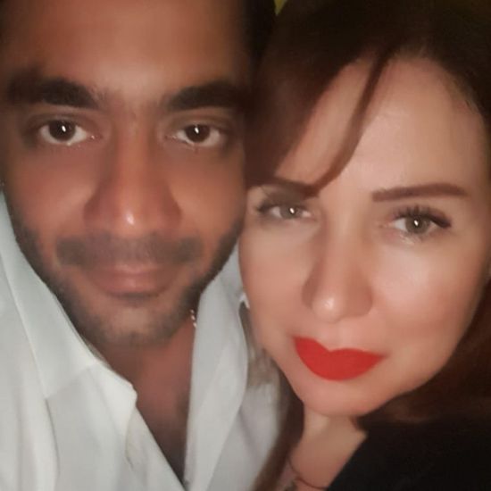 أحمد فلوكس في صورة جديدة مع زوجته :أختر شريكك بعناية