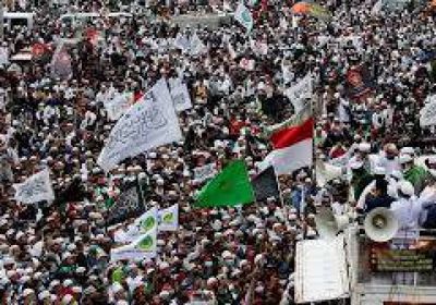 آلاف المسلمين في إندونيسيا يتظاهرون ضد ماكرون ويطالبون بطرد السفير الفرنسي