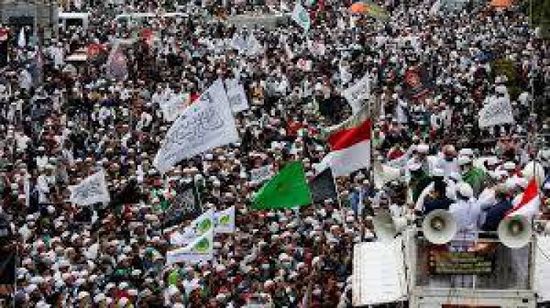 آلاف المسلمين في إندونيسيا يتظاهرون ضد ماكرون ويطالبون بطرد السفير الفرنسي