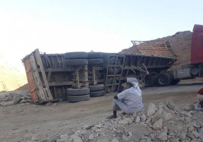 قاطرة تقطع عقبة عبدالله غريب أمام المسافرين (صور)