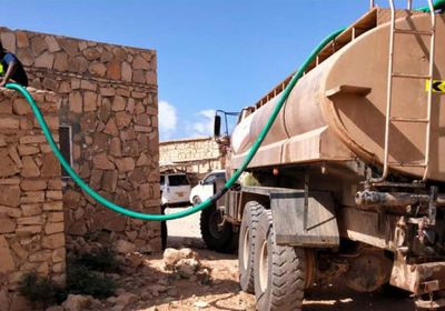 بالصور.. تدفق صهاريج مياه "خليفة الإنسانية" إلى غرب سقطرى