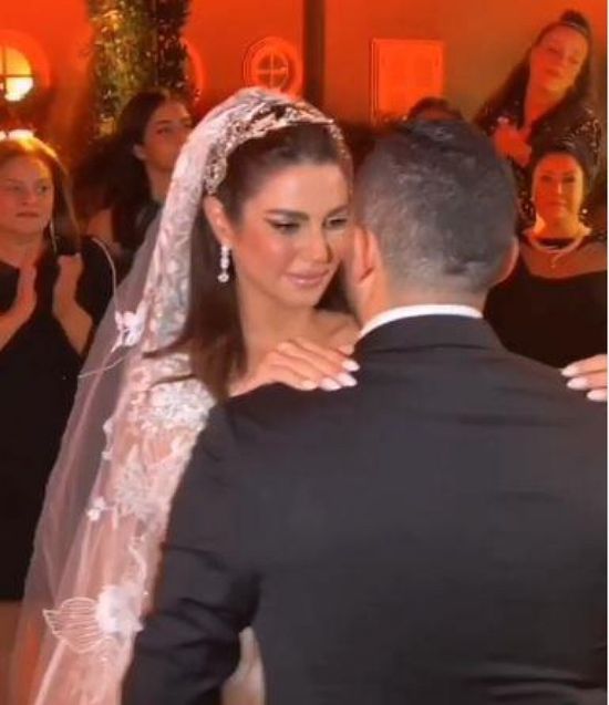 غادة عادل ترقص مع درة في حفل زفافها (فيديو)