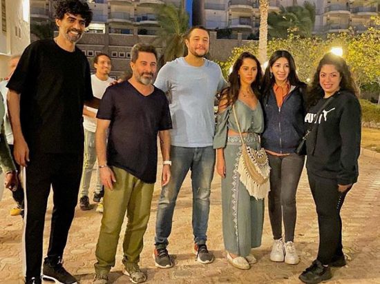 أحمد الفيشاوي بصحبة ياسمين رئيس في كواليس "قمر 14"