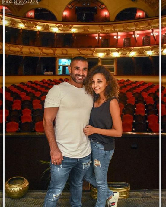 أحمد سعد يغازل خطيبته بصورة جديدة من الأوبرا