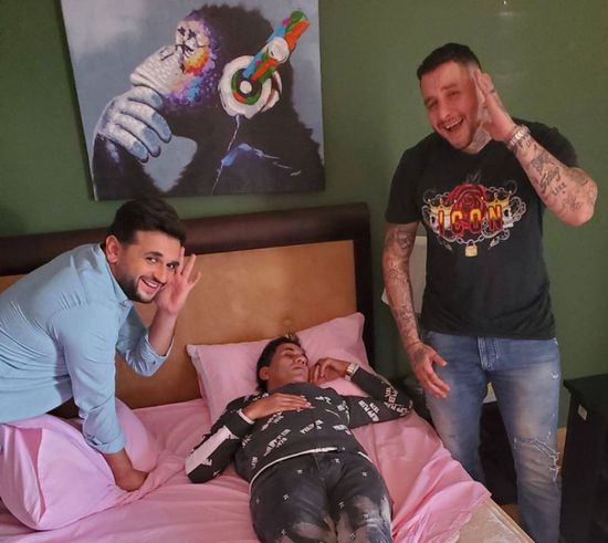 بصورة كوميدية.. مصطفي خاطر مع أحمد الفيشاوي وشيبة في كواليس "ثانية واحدة"