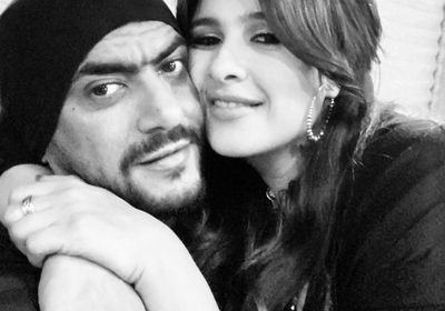 ياسمين عبدالعزيز في صورة جديدة مع زوجها أحمد العوضي :بطلي