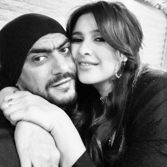 ياسمين عبدالعزيز في صورة جديدة مع زوجها أحمد العوضي :بطلي