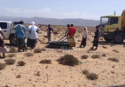 "خليفة الإنسانية" تمد خزان غرب سقطرى بأنابيب مياه