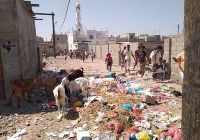أكوام القمامة تزحف إلى محيط مسجد بلال بجعار (صور)