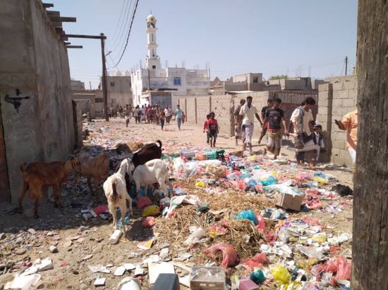 أكوام القمامة تزحف إلى محيط مسجد بلال بجعار (صور)
