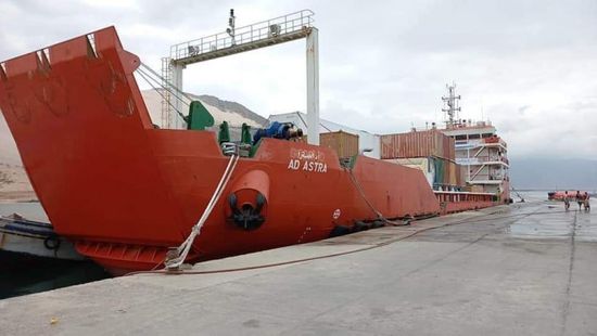 سفينة إماراتية تُفرغ شحنة وقود بميناء سقطرى