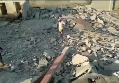 شاهد.. تدمير 3 منازل في القصف الصاروخي الحوثي على الحوك
