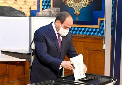  الرئيس المصري يُدلي بصوته في الانتخابات البرلمانية