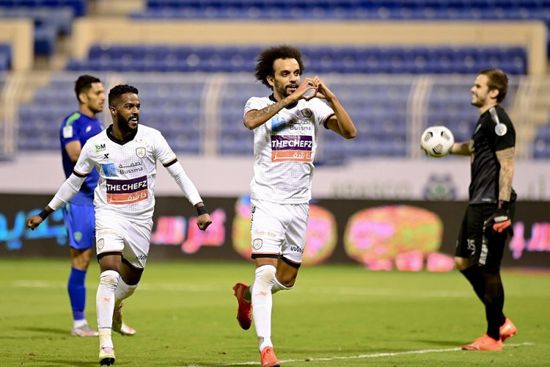 الشباب يهزم الفتح ويقاسم الهلال صدارة الدوري السعودي