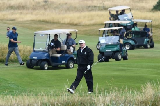 ترامب يغادر ملعب الغولف عائدًا للبيت الأبيض