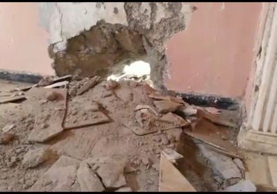 بالفيديو.. صاروخ حوثي يدمر منزل أسرة في الحديدة