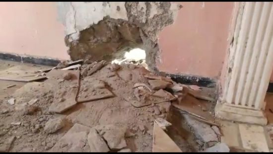 بالفيديو.. صاروخ حوثي يدمر منزل أسرة في الحديدة